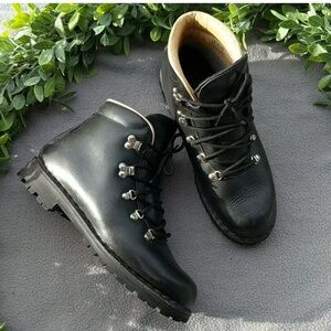 Merrell Wilderness Hiking Boots Black size 8